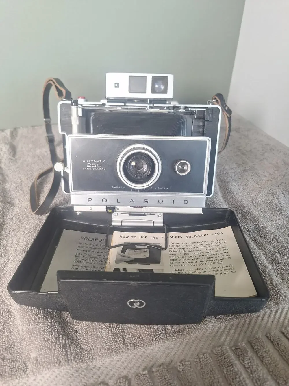 Polaroid Automatic 250 Land Camera w/ Cold Clip 193 Case Vintage - Very Nice
